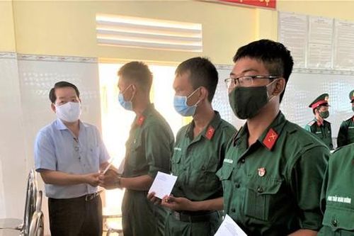 Lãnh đạo TP Thủ Đức thăm, tặng quà tân binh