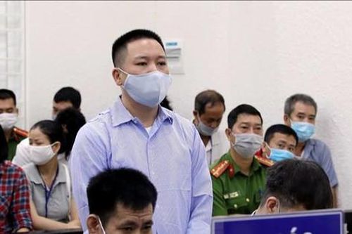 4 cựu cán bộ thanh tra giao thông hầu tòa vì 'bảo kê' cho logo xe vua ở Hà Nội