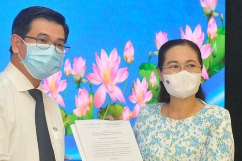 Trao nghị quyết phê chuẩn ông Nguyễn Văn Dũng làm Phó Chủ tịch HĐND TPHCM