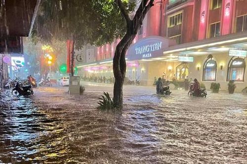 Mưa lớn, nhiều tuyến phố ở Hà Nội ngập sâu