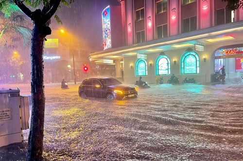 Nhiều tuyến phố Hà Nội ngập trong biển nước sau mưa lớn