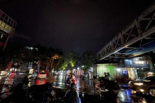 Hà Nội: Nhiều tuyến phố ngập nặng vì mưa lớn