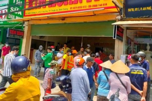 Nam thanh niên vờ thử nhẫn rồi cầm vàng bỏ chạy