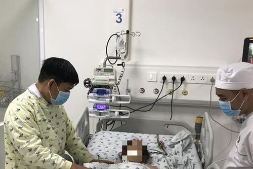 Bé gái 3 tuổi suýt chết vì chơi búp bê điện tử