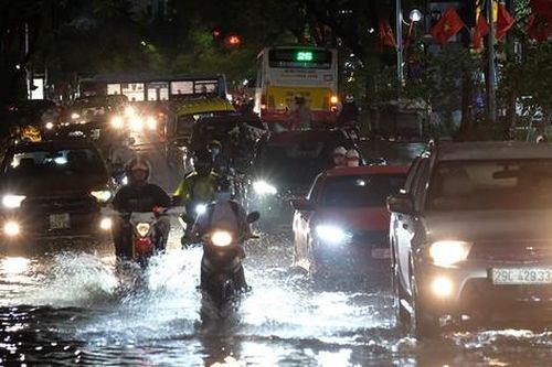 Nhiều tuyến phố biến thành sông sau cơn mưa lớn, giao thông ùn tắc khắp nơi trong đêm
