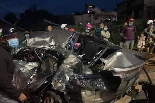 Xe tải chở củi tông bẹp xe con, một phụ nữ tử vong thương tâm