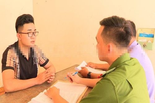 Khởi tố 2 đối tượng cưỡng đoạt tài sản của nữ nhân viên quán karaoke