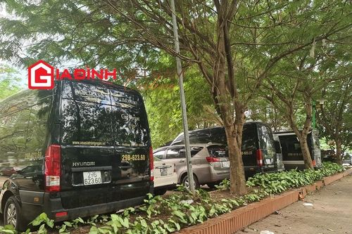 Hà Nội: Cư dân bức xúc trước bãi trông giữ xe 'chiếm' khuôn viên vui chơi ở quận Cầu Giấy