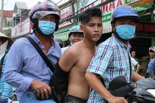 Người dân bắt nóng kẻ cướp giật ở tiệm vàng