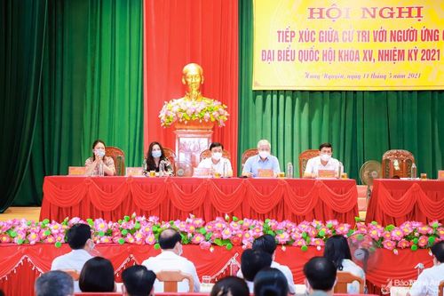Ứng cử viên đại biểu Quốc hội tiếp xúc cử tri vận động bầu cử tại Hưng Nguyên
