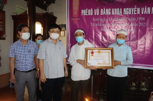Truy tặng Huân chương dũng cảm của Chủ tịch nước cho sinh viên Nguyễn Văn Nhã