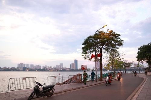 COVID-19: Lập rào chắn ven Hồ Tây để tránh tụ tập đông người
