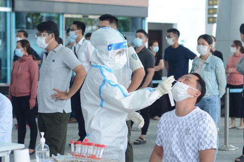 Đà Nẵng xét nghiệm COVID-19 cho hơn 2.000 nhân viên làm việc ở sân bay