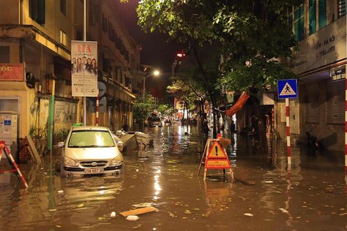Thủ đô nhiều nơi rơi vào tình trạng ngập úng sau trận mưa đầu mùa