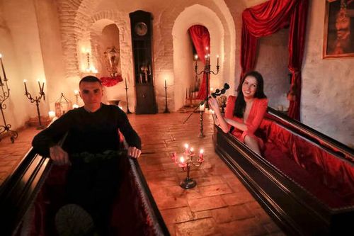 Tiêm miễn phí vaccine COVID-19 tại 'Lâu đài ma cà rồng Dracula'