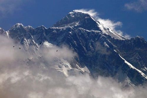 Nepal kêu gọi các nhà leo núi mang bình oxy rỗng về nạp lại cho bệnh nhân COVID-19