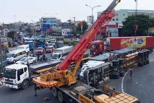Lật xe container giữa ngã 4 Bình Phước, giao thông tê liệt