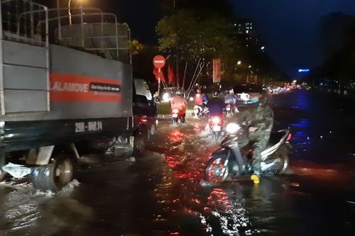Cơn mưa giông đột ngột khiến nhiều tuyến phố Hà Nội bị ngập, giao thông 'tê liệt'