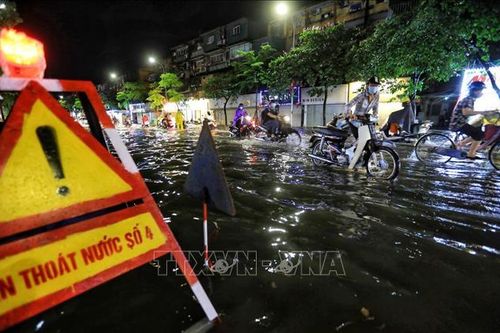 Khắc phục 'biển nước' trên các tuyến phố Hà Nội sau cơn mưa lớn