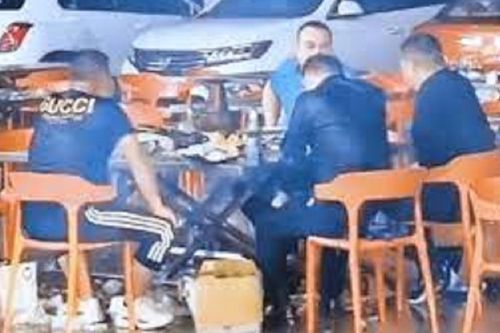 4 người đàn ông ngồi ăn lẩu dưới trời mưa, dân mạng ngán ngẩm: 'Đàn ông thật khó hiểu'