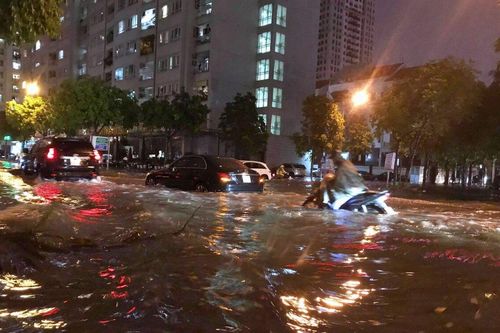 Cơn mưa lớn cuối chiều khiến nhiều tuyến phố Hà Nội 'biến thành sông'