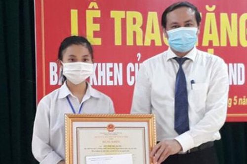 Tặng bằng khen cho nữ sinh trả lại gần 500 triệu đồng cho người đánh rơi