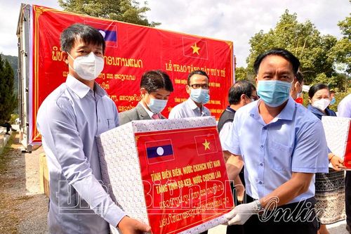 Trao tặng vật tư y tế phòng dịch cho 6 tỉnh Bắc Lào