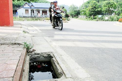 Một số hố ga bị mất nắp chắn rác