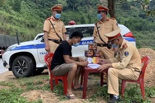 Người dân giao nộp pháo hoa cho tổ tuần tra CSGT