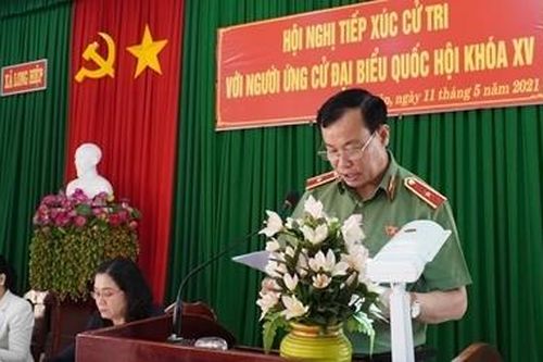 Thứ trưởng Lê Tấn Tới lắng nghe nguyện vọng của cử tri huyện Bến Lức