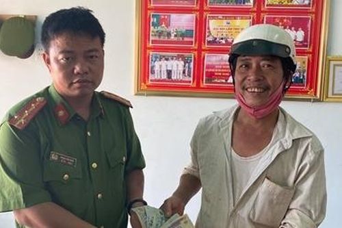 Nhặt được tài sản, 2 chiến sỹ Công an tìm người trả lại