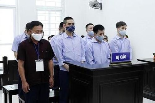 Xét xử nhóm bị cáo nguyên Thanh tra Giao thông 'bảo kê' xe quá tải