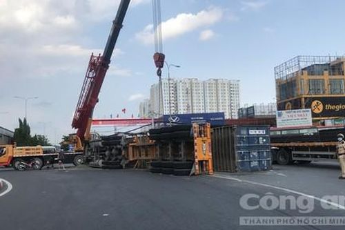 Container lật nhào tại vòng xoay ở Sài Gòn, nhiều người thoát chết