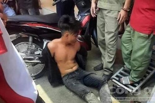 Chủ tiệm vàng lao ra đạp đổ xe tên cướp, người dân hỗ trợ bắt gọn