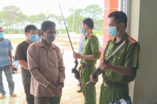 Vận động nhân dân nộp vũ khí, vật liệu nổ khi đến làm CCCD