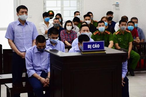 Xét xử nguyên 4 cán bộ thanh tra giao thông bảo kê logo 'xe vua'