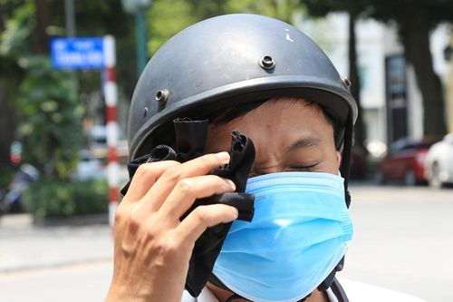 Người lao động căng mình mưu sinh dưới nắng nóng đầu mùa tại Hà Nội