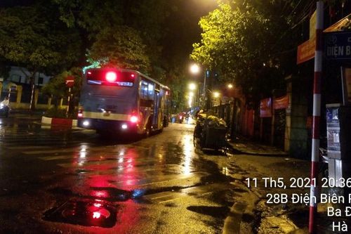 Vì sao trận mưa chiều tối nay gây úng ngập cục bộ nhiều khu vực tại Hà Nội?