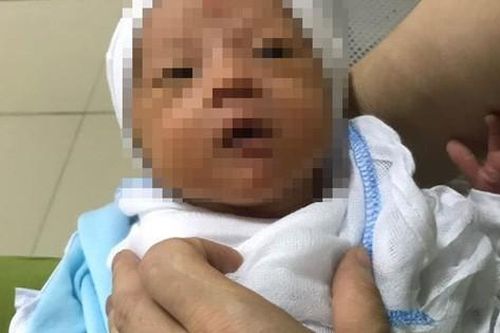 Tìm kiếm người thân của bé trai sơ sinh bị bỏ rơi ở rìa đường Hà Nội