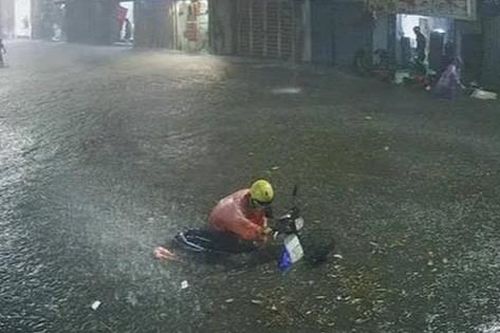 Mưa dông gió giật kèm sấm chớp kinh hoàng ập xuống giờ tan tầm, Hà Nội ngập khắp các tuyến đường