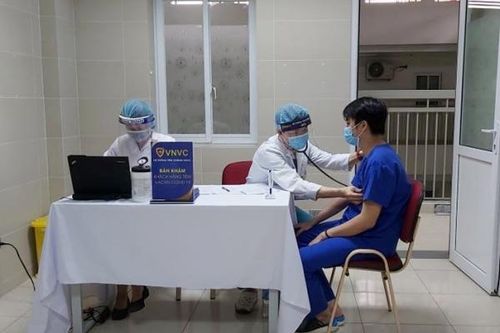 Tại sao phản ứng với vắc- xin: Người thì dữ dội, người lại nhẹ nhàng…