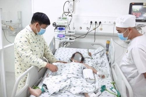 Bé gái 3 tuổi tắc ruột do nuốt 2 viên bi nam châm