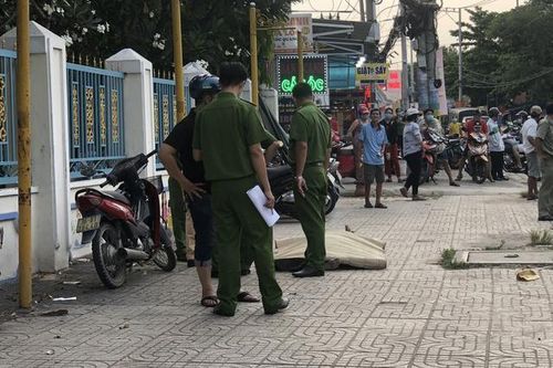 Người đàn ông bất ngờ ngã khỏi xe, tử vong bên đường