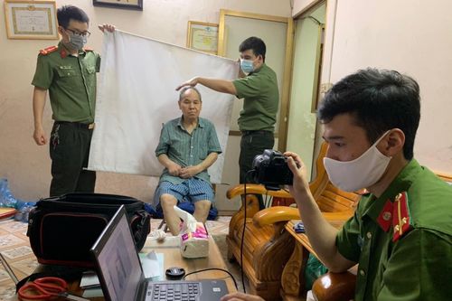 Đến tận nhà cấp căn cước công dân gắn chíp cho người cao tuổi