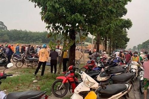 Phát hiện người đàn ông tử vong trong tư thế lạ ở bãi đất trống ven đường