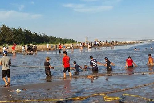 Nam Định: Dân giăng lưới tìm kiếm con em dưới lòng biển sâu