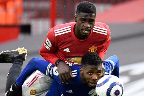 Hậu vệ Man Utd đeo thiết bị điện tử khi đấu Leicester