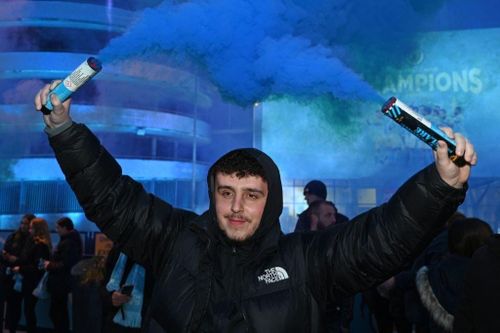 CĐV Man City ăn mừng chức vô địch Premier League