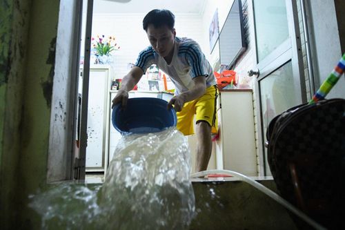 Người dân trắng đêm tát nước, dọn dẹp nhà cửa sau trận mưa lớn