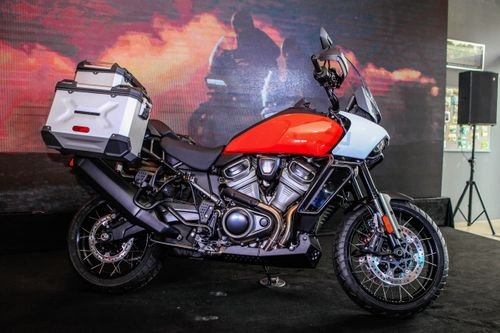 Chơi môtô adventure, chọn Harley-Davidson hay BMW?
